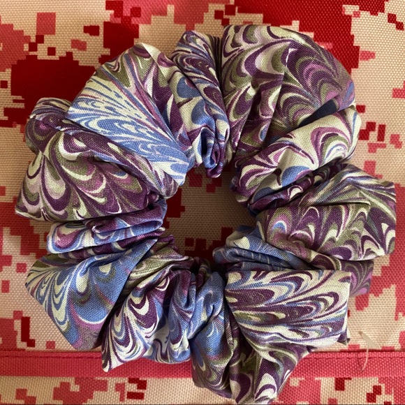 A pack of 3 masks and 1 hair tie - Picture 11 of 16